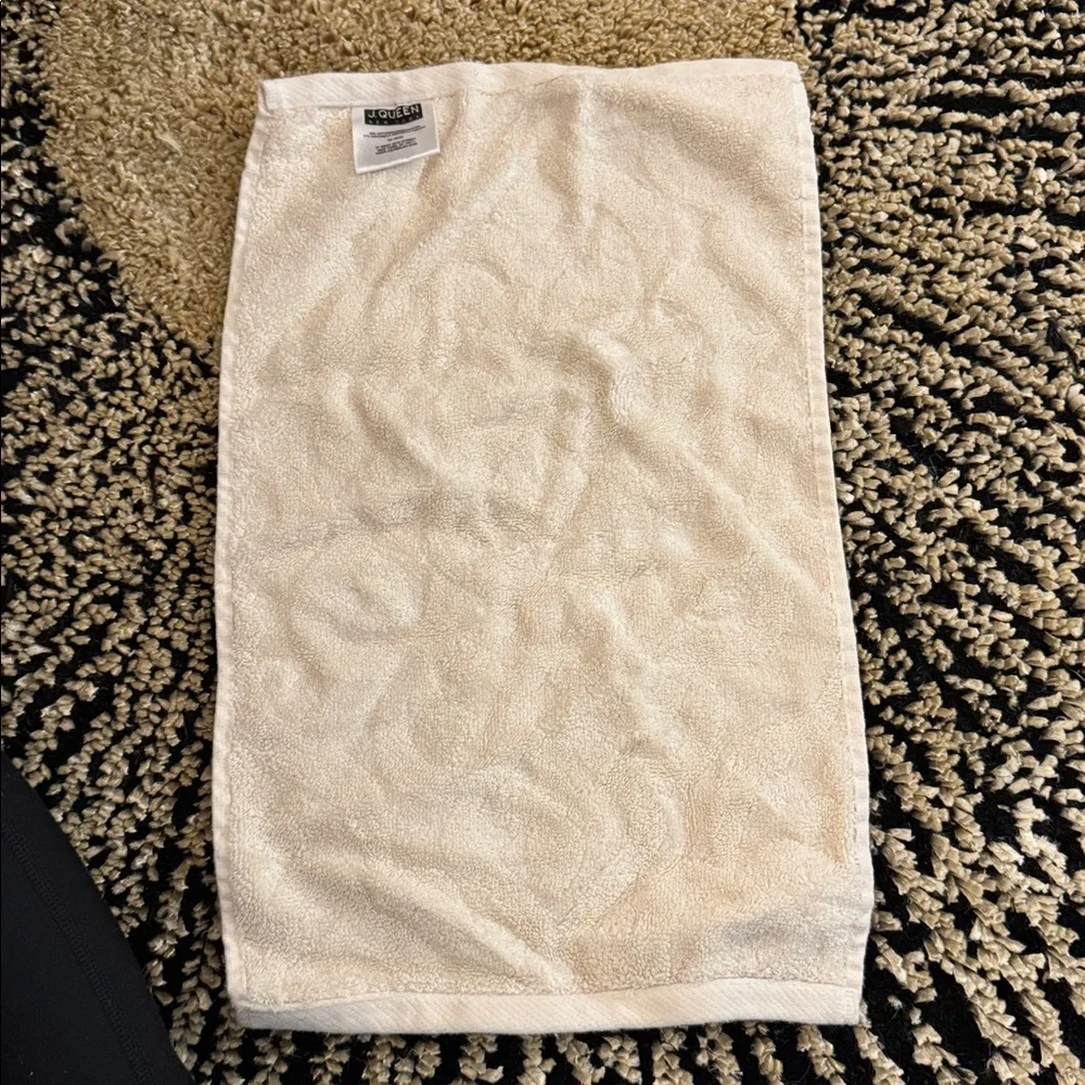 J. Queen New York Sicily Fingetip Towel